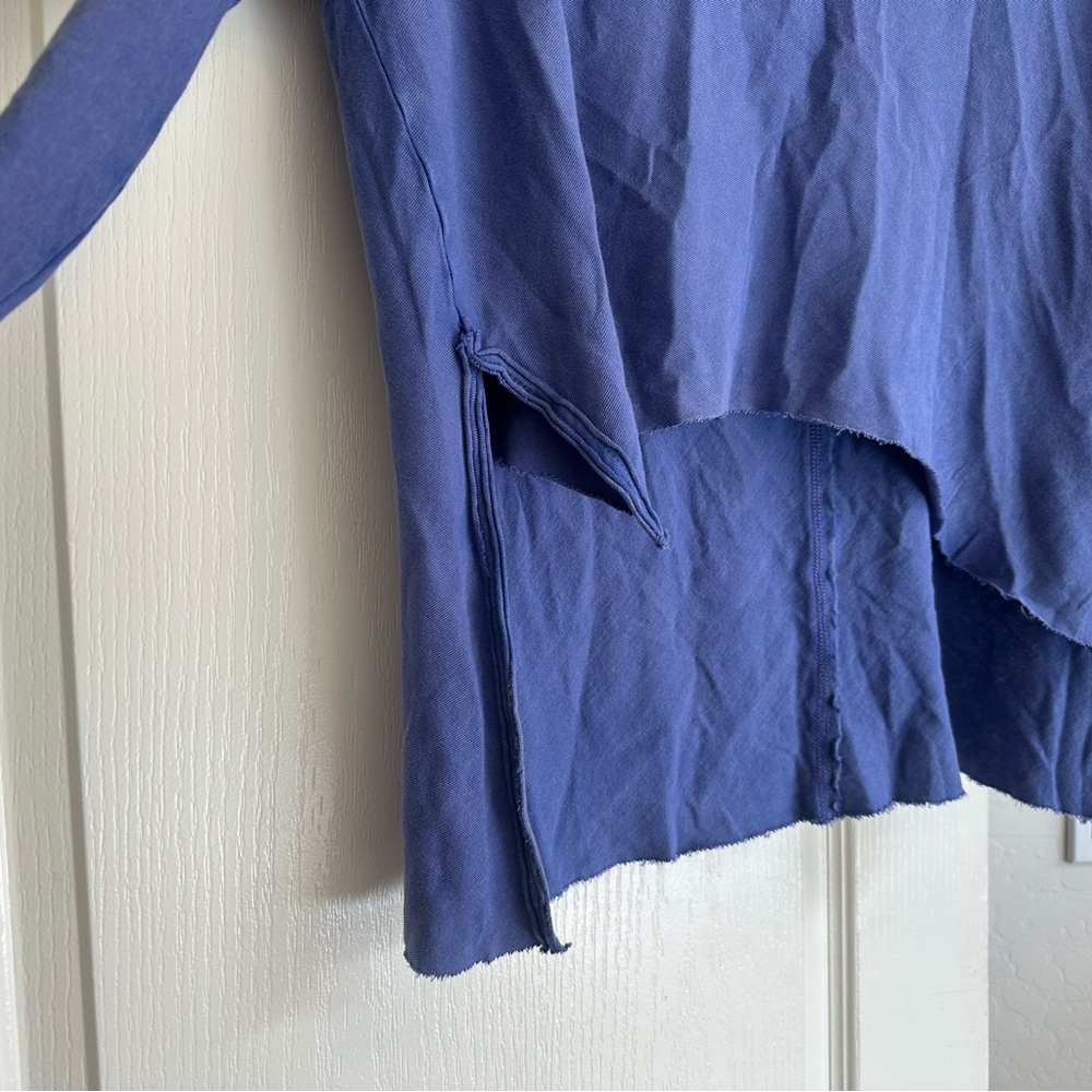 NWT Urban Outfitters Asymmetrical Long Sleeve. Size:Small. Excellent condition - Picture 5 of 12